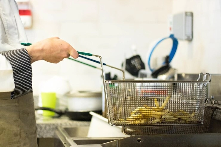 1-frying basket in kitchen